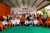 Kepala BPBD Sumenep, Ach. Laili Maulidy, bersama seluruh jajaran dan Dharma Wanita Persatuan (DWP) mengikuti kegiatan halalbihalal di halaman kantor BPBD Kabupaten Sumenep, Rabu (08/04/2026), dalam suasana hangat dan penuh kebersamaan.