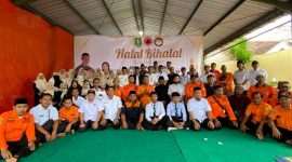 Kepala BPBD Sumenep, Ach. Laili Maulidy, bersama seluruh jajaran dan Dharma Wanita Persatuan (DWP) mengikuti kegiatan halalbihalal di halaman kantor BPBD Kabupaten Sumenep, Rabu (08/04/2026), dalam suasana hangat dan penuh kebersamaan.