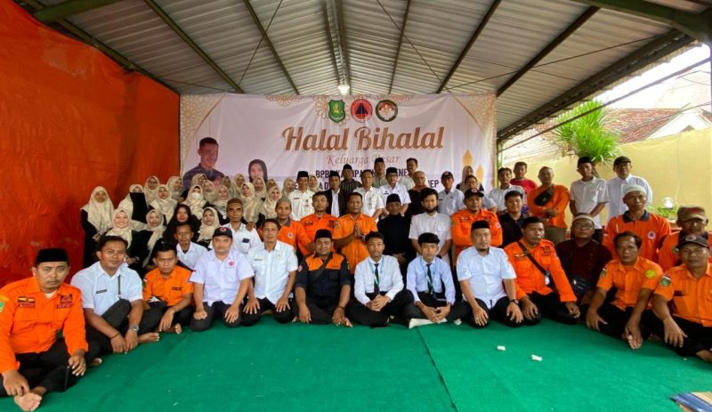 Kepala BPBD Sumenep, Ach. Laili Maulidy, bersama seluruh jajaran dan Dharma Wanita Persatuan (DWP) mengikuti kegiatan halalbihalal di halaman kantor BPBD Kabupaten Sumenep, Rabu (08/04/2026), dalam suasana hangat dan penuh kebersamaan.