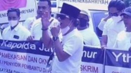 Pimpinan Redaksi Detikzone.id, Igusty Madani, saat memimpin demo akbar di Polda Jatim
