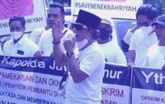 Pimpinan Redaksi Detikzone.id, Igusty Madani, saat memimpin demo akbar di Polda Jatim