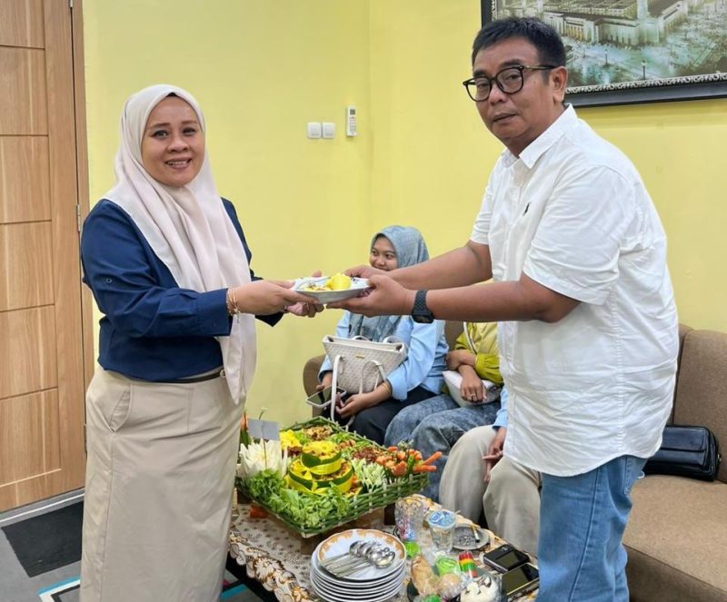 Bos CV Ayunda Permata Sejahtera Pamekasan,  Haji Bambang Budianto mengikuti kegiatan syukuran sebagai bentuk apresiasi terhadap perjalanan panjang Pegadaian