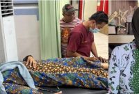 Foto : Tenaga medis RSUD Sumenep sigap menangani pasien di IGD, sambil tetap menjaga komunikasi yang hangat dengan keluarga (kiri), Dirut RSUD Sumenep, dr. Erliyati, M.Kes