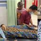Foto : Tenaga medis RSUD Sumenep sigap menangani pasien di IGD, sambil tetap menjaga komunikasi yang hangat dengan keluarga (kiri), Dirut RSUD Sumenep, dr. Erliyati, M.Kes