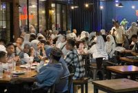 Suasana ramai pengunjung di Lotus Cafe & Resto, Sumenep, Sabtu malam (4/4/2026).