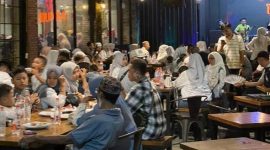 Suasana ramai pengunjung di Lotus Cafe & Resto, Sumenep, Sabtu malam (4/4/2026).