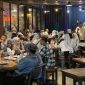 Suasana ramai pengunjung di Lotus Cafe & Resto, Sumenep, Sabtu malam (4/4/2026).