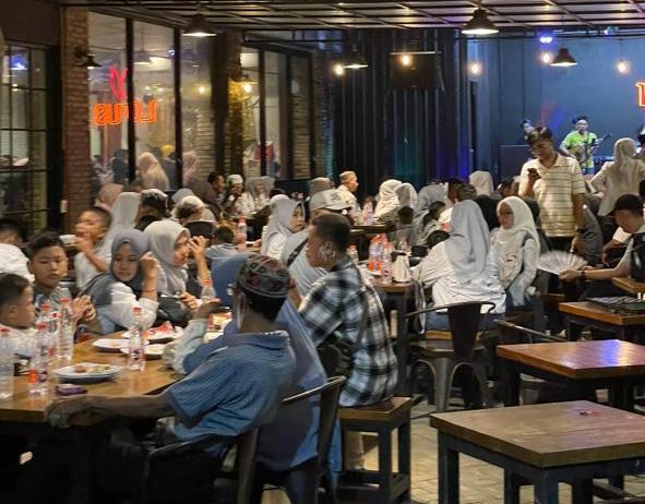 Suasana ramai pengunjung di Lotus Cafe & Resto, Sumenep, Sabtu malam (4/4/2026).