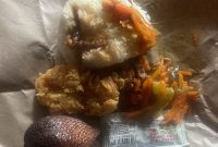 Paket MBG untuk kelompok rentan di Sampang menjadi polemik akibat kemasan dan porsi yang dinilai tak layak.