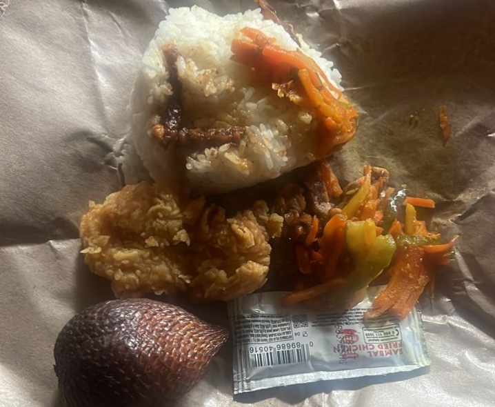 Paket MBG untuk kelompok rentan di Sampang menjadi polemik akibat kemasan dan porsi yang dinilai tak layak.