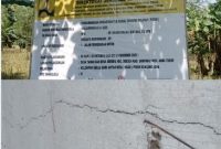 Baru seumur jagung, jalan beton program PISEW di Sampang sudah retak—kualitas pekerjaan dipertanyakan.