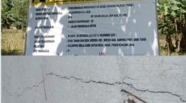 Baru seumur jagung, jalan beton program PISEW di Sampang sudah retak—kualitas pekerjaan dipertanyakan.