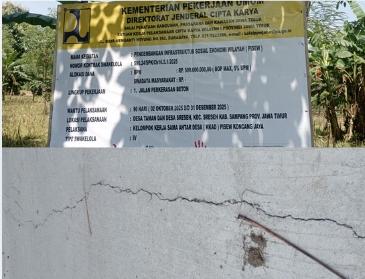 Baru seumur jagung, jalan beton program PISEW di Sampang sudah retak—kualitas pekerjaan dipertanyakan.