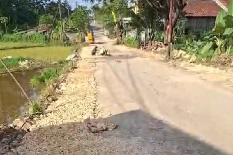 Jalan rusak bertahun-tahun di Tambelangan membuat warga terpaksa memperbaiki sendiri dengan tenaga dan dana terbatas.