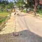 Jalan rusak bertahun-tahun di Tambelangan membuat warga terpaksa memperbaiki sendiri dengan tenaga dan dana terbatas.