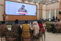 Bupati Sumenep Achmad Fauzi Wongsojudo saat memompa semangat para kepala desa dalam Halal Bihalal Akbar PKDI di Ballroom Hotel Myze, Selasa (7/4/2026), agar tetap kreatif dan kompak membangun desa di tengah efisiensi anggaran.