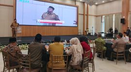 Bupati Sumenep Achmad Fauzi Wongsojudo saat memompa semangat para kepala desa dalam Halal Bihalal Akbar PKDI di Ballroom Hotel Myze, Selasa (7/4/2026), agar tetap kreatif dan kompak membangun desa di tengah efisiensi anggaran.