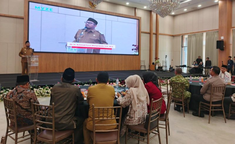 Bupati Sumenep Achmad Fauzi Wongsojudo saat memompa semangat para kepala desa dalam Halal Bihalal Akbar PKDI di Ballroom Hotel Myze, Selasa (7/4/2026), agar tetap kreatif dan kompak membangun desa di tengah efisiensi anggaran.