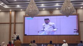 Ketua PKDI Kabupaten Sumenep, H. Ubaid Abdul Hayat, saat memberikan sambutan dalam Halal Bihalal Akbar di Ballroom Hotel Myze, Selasa (7/4/2026), mengajak seluruh kepala desa tetap optimis dan memperkuat kolaborasi di tengah efisiensi anggaran.
