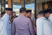 Keterangan Foto:
Bupati Sumenep Achmad Fauzi Wongsojudo disambut hangat para undangan saat tiba di pintu masuk Ballroom Hotel Myze dalam acara Halal Bihalal Akbar PKDI, Selasa (7/4/2026).