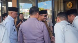Keterangan Foto:
Bupati Sumenep Achmad Fauzi Wongsojudo disambut hangat para undangan saat tiba di pintu masuk Ballroom Hotel Myze dalam acara Halal Bihalal Akbar PKDI, Selasa (7/4/2026).