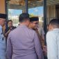 Keterangan Foto:
Bupati Sumenep Achmad Fauzi Wongsojudo disambut hangat para undangan saat tiba di pintu masuk Ballroom Hotel Myze dalam acara Halal Bihalal Akbar PKDI, Selasa (7/4/2026).
