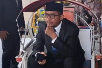 Ket foto:
Bupati Sumenep, Achmad Fauzi Wongsojudo, tampil inspiratif dengan menaiki becak untuk memberikan contoh penggunaan transportasi non-BBM bagi ASN dan pegawai Pemkab Sumenep