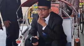 Ket foto:
Bupati Sumenep, Achmad Fauzi Wongsojudo, tampil inspiratif dengan menaiki becak untuk memberikan contoh penggunaan transportasi non-BBM bagi ASN dan pegawai Pemkab Sumenep
