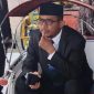 Ket foto:
Bupati Sumenep, Achmad Fauzi Wongsojudo, tampil inspiratif dengan menaiki becak untuk memberikan contoh penggunaan transportasi non-BBM bagi ASN dan pegawai Pemkab Sumenep
