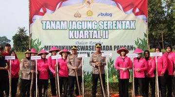 Ketahanan Pangan Jadi Prioritas, Kapolres Sumenep dan Bhayangkari Melumpur ke Sawah