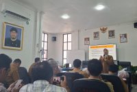 Direktur RSUD Sumenep dr. Erliyati saat memberikan paparan dalam sosialisasi E-Katalog bersama insan pers, Selasa (7/4/2026).