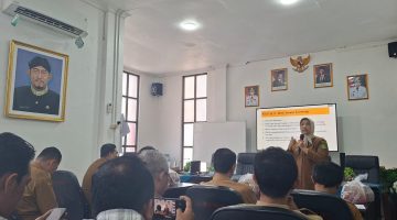 Direktur RSUD Sumenep dr. Erliyati saat memberikan paparan dalam sosialisasi E-Katalog bersama insan pers, Selasa (7/4/2026).