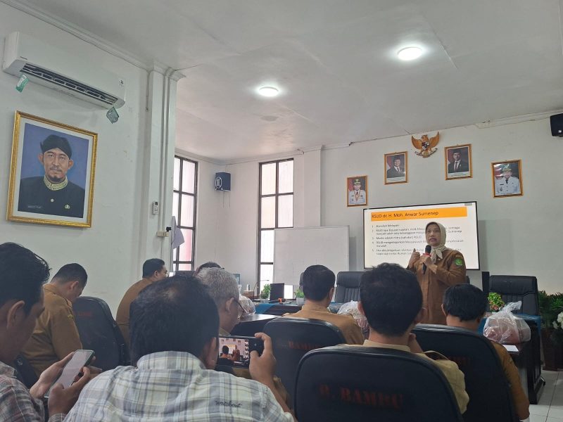 Direktur RSUD Sumenep dr. Erliyati saat memberikan paparan dalam sosialisasi E-Katalog bersama insan pers, Selasa (7/4/2026).