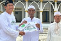 Penyerahan bantuan pembangunan masjid oleh BAZNAS Sumenep kepada pengurus Masjid Husnul Khotimah, Jumat (10/4/2026).