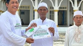 Penyerahan bantuan pembangunan masjid oleh BAZNAS Sumenep kepada pengurus Masjid Husnul Khotimah, Jumat (10/4/2026).