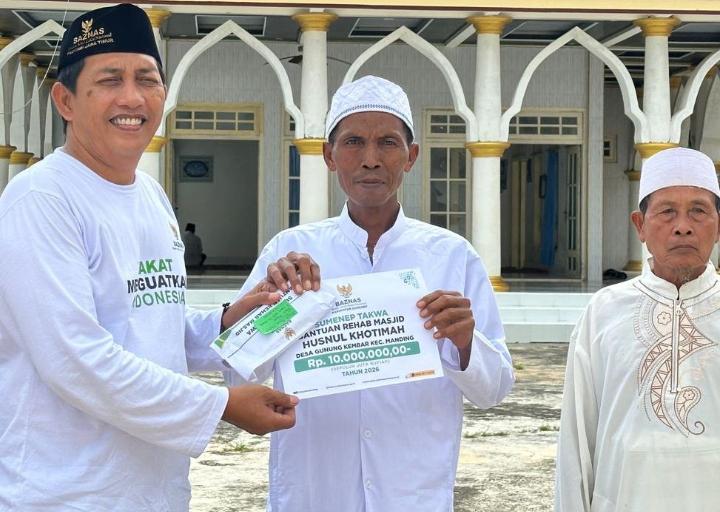Penyerahan bantuan pembangunan masjid oleh BAZNAS Sumenep kepada pengurus Masjid Husnul Khotimah, Jumat (10/4/2026).