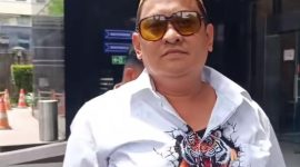 Haji Her usai menjalani pemeriksaan di Gedung KPK, Jakarta, Kamis (9/4/2026). Ia menegaskan tidak memiliki kaitan dengan tersangka kasus cukai.