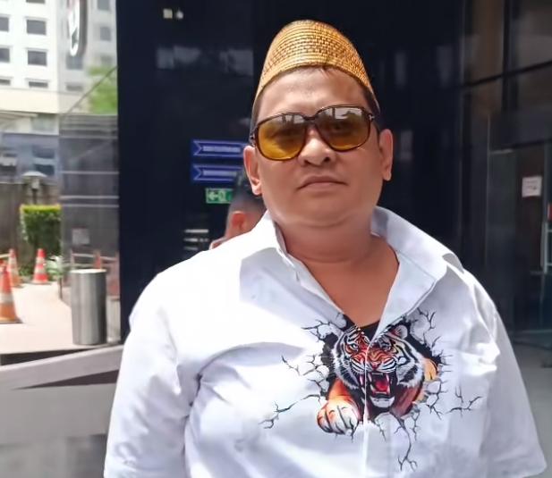 Haji Her usai menjalani pemeriksaan di Gedung KPK, Jakarta, Kamis (9/4/2026). Ia menegaskan tidak memiliki kaitan dengan tersangka kasus cukai.