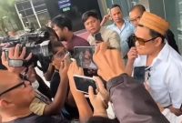 Ket foto:
Haji Her saat memberikan keterangan kepada awak media usai menjalani pemeriksaan di Gedung Merah Putih KPK, Jakarta, Kamis (9/4/2026). Ia menegaskan bersikap terbuka dan menjawab seluruh pertanyaan penyidik apa adanya.