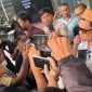 Ket foto:
Haji Her saat memberikan keterangan kepada awak media usai menjalani pemeriksaan di Gedung Merah Putih KPK, Jakarta, Kamis (9/4/2026). Ia menegaskan bersikap terbuka dan menjawab seluruh pertanyaan penyidik apa adanya.