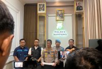 Ket foto: Kapolres Sampang AKBP Hartono bersama Kasat Narkoba Iptu Yuda Julianto saat merilis pengungkapan kasus jaringan narkoba lintas pulau dengan barang bukti sabu seberat 3 kilogram 