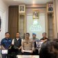 Ket foto: Kapolres Sampang AKBP Hartono bersama Kasat Narkoba Iptu Yuda Julianto saat merilis pengungkapan kasus jaringan narkoba lintas pulau dengan barang bukti sabu seberat 3 kilogram 