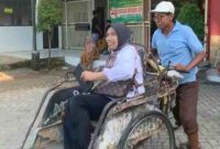 Direktur RSUD Sumenep, dr. Erliyati, saat menaiki becak di lingkungan rumah sakit sebagai bentuk dukungan nyata terhadap program hemat energi.