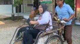 Direktur RSUD Sumenep, dr. Erliyati, saat menaiki becak di lingkungan rumah sakit sebagai bentuk dukungan nyata terhadap program hemat energi.