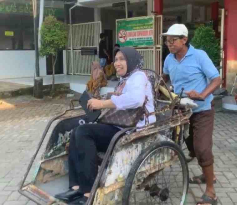 Direktur RSUD Sumenep, dr. Erliyati, saat menaiki becak di lingkungan rumah sakit sebagai bentuk dukungan nyata terhadap program hemat energi.