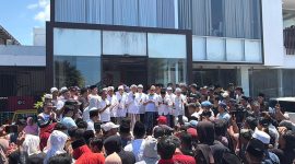 Ribuan petani, ulama, dan masyarakat dari berbagai penjuru Madura memadati Blumbungan, Pamekasan, saat menyambut kepulangan Haji HER dengan istighatsah dan doa bersama.