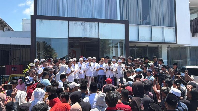 Ribuan petani, ulama, dan masyarakat dari berbagai penjuru Madura memadati Blumbungan, Pamekasan, saat menyambut kepulangan Haji HER dengan istighatsah dan doa bersama.