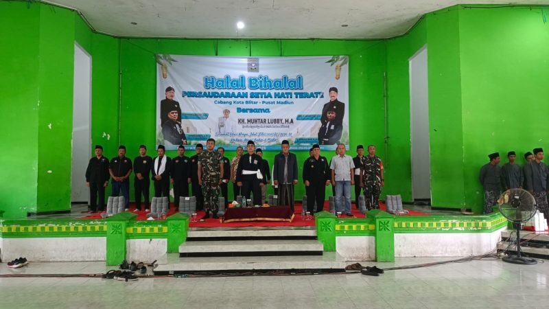 Suasana Halalbihalal Persaudaraan Setia Hati Terate Cabang Kota Blitar di Aula Pemkab Blitar lama, dihadiri pengurus, ulama, dan ratusan warga sebagai wujud penguatan persaudaraan dan komitmen menjaga kerukunan.