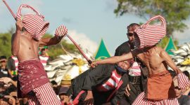 Dua peserta menampilkan tradisi Ojung dalam Festival Ojung di Sumenep, sebagai simbol keberanian, sportivitas, dan kearifan lokal yang terus dilestarikan.