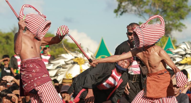 Dua peserta menampilkan tradisi Ojung dalam Festival Ojung di Sumenep, sebagai simbol keberanian, sportivitas, dan kearifan lokal yang terus dilestarikan.